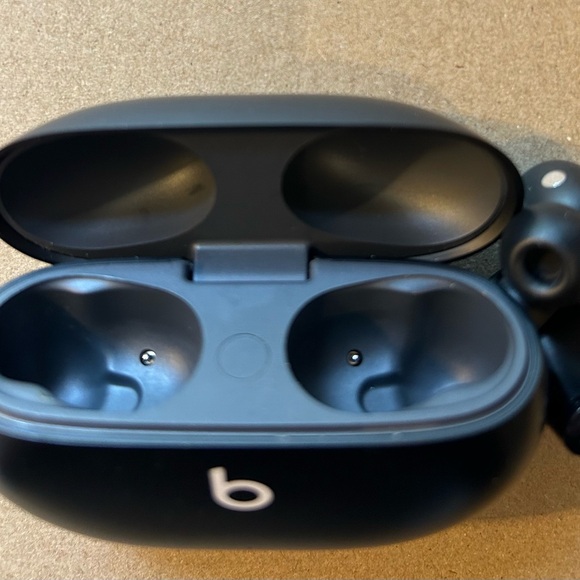 Beats Wireless Studio Buds - Picture 4 of 5